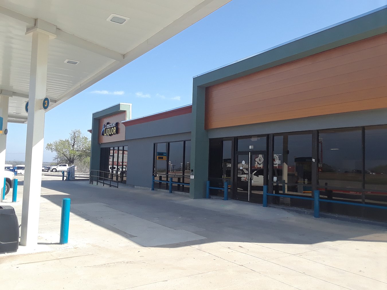 Newly constructed Dallas-Fort Worth retail facility completed by Squarefoot Construction